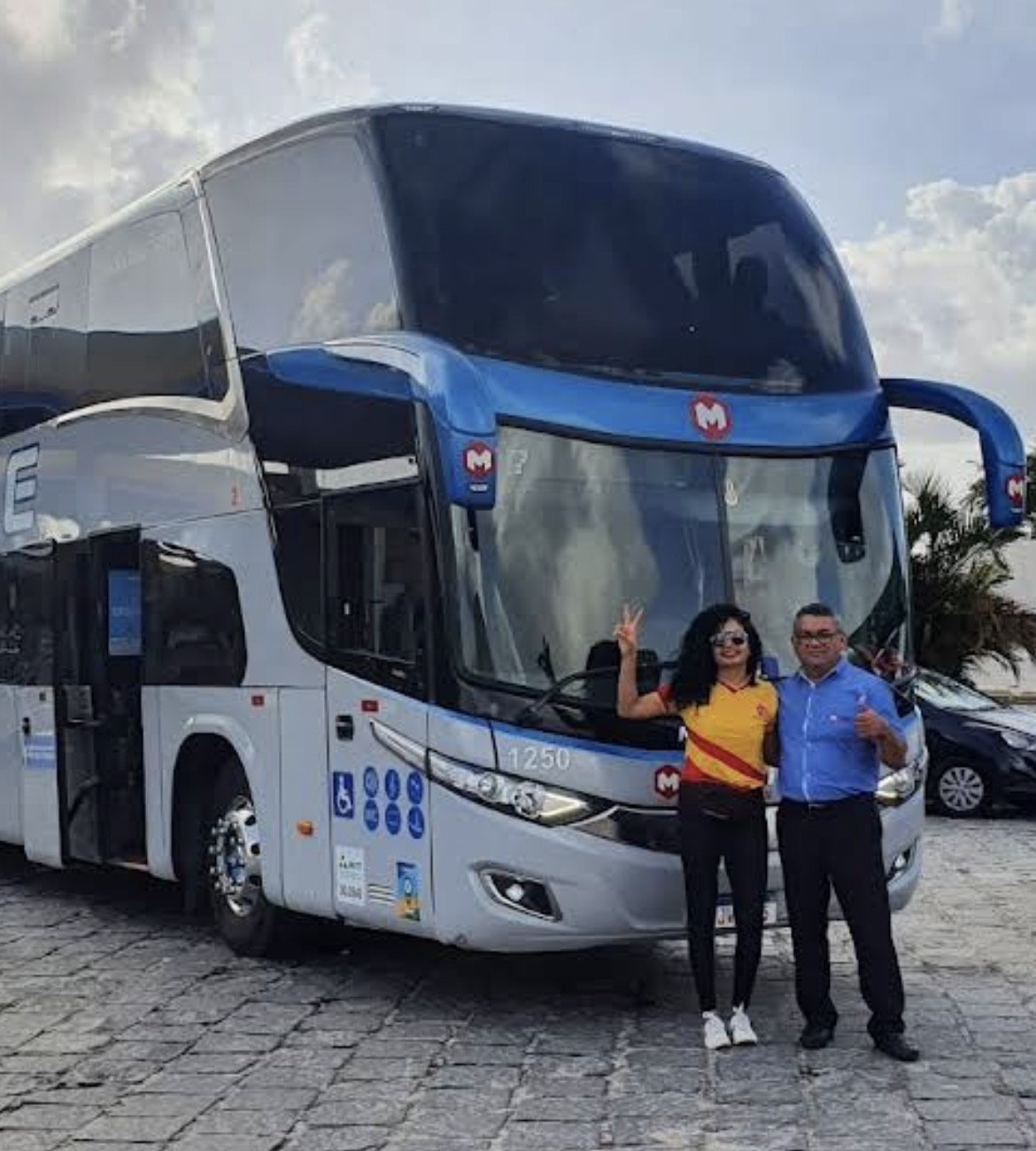 Equipe JT Turismo em frente ao ônibus